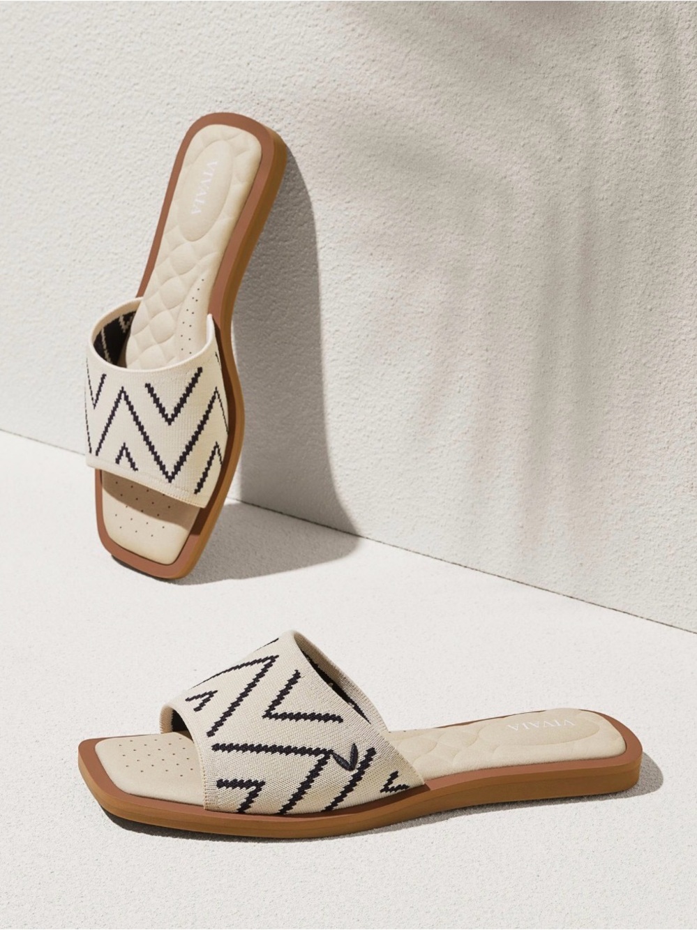 Vivaia Pillow Top Slide Sandals (Manuella) Ivory/Black V Print